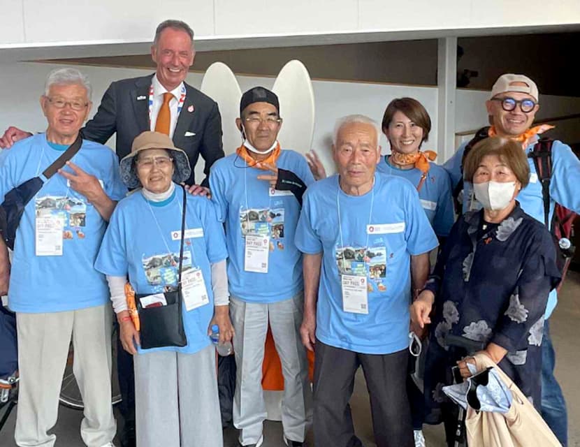 高島の皆さんとオリジナルTシャツの集合写真