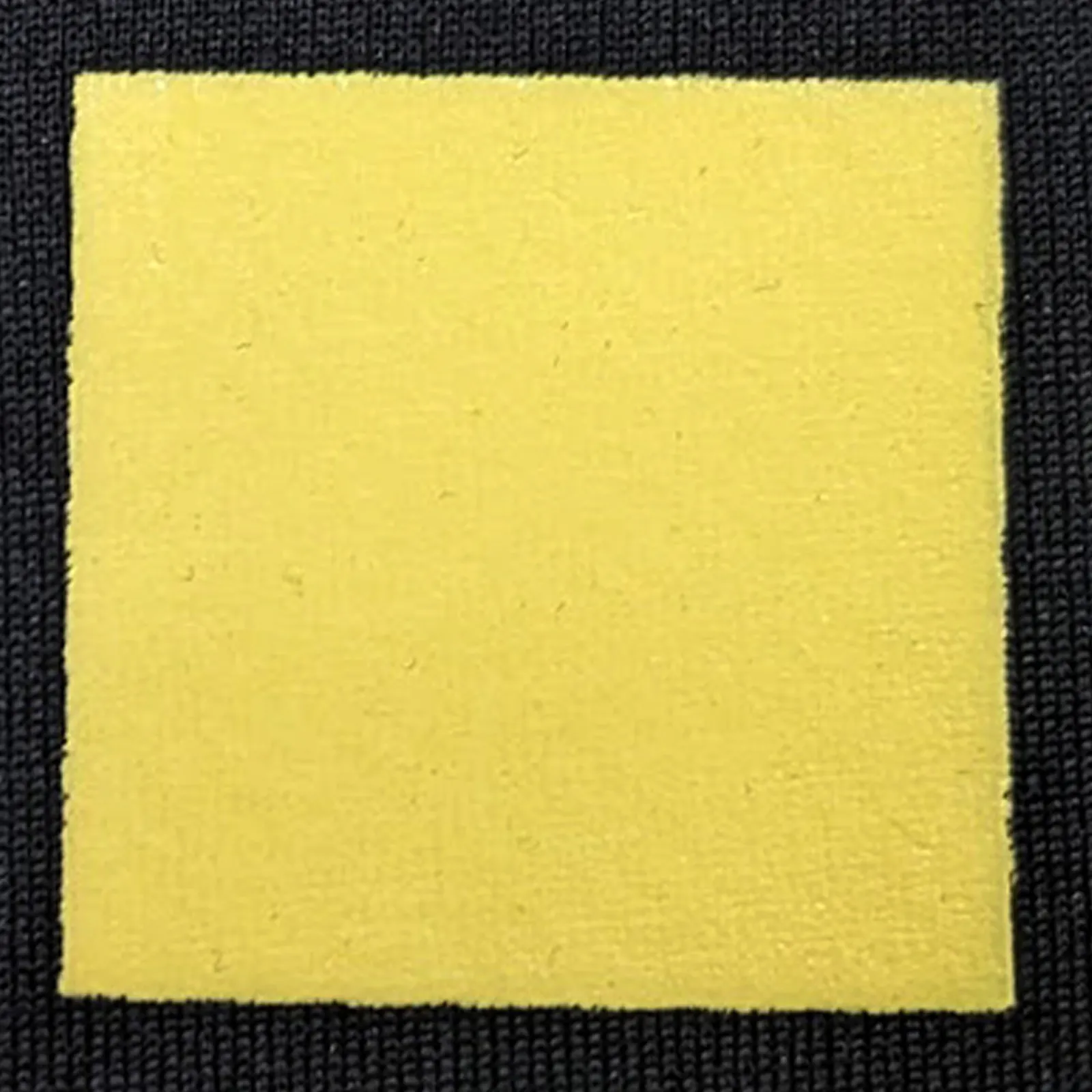 オリジナルプリント色見本 イエロー：ドライ黒生地へのシルクスクリーンプリント仕上がり（インク番号 C-17）