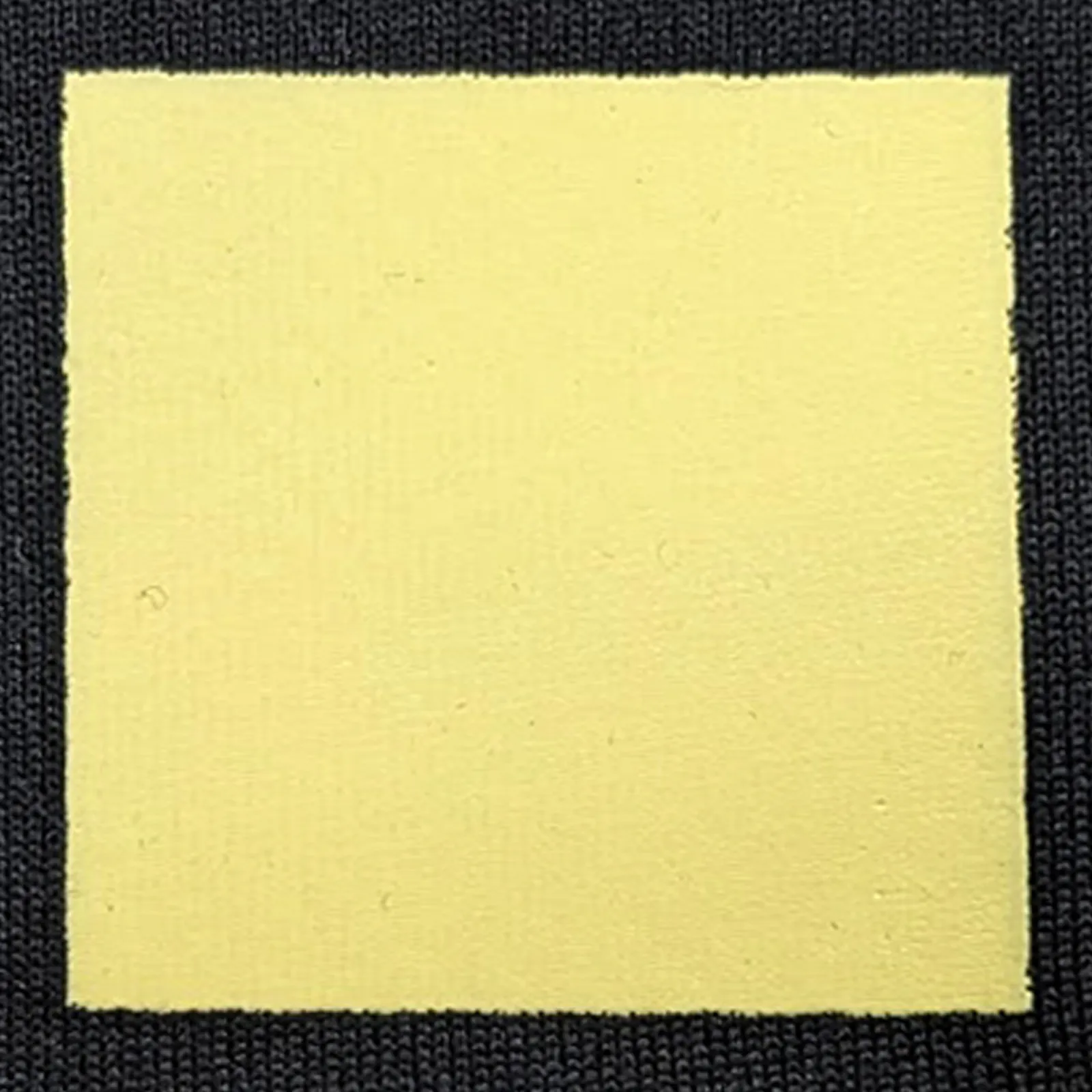 オリジナルプリント色見本 パステルイエロー：ドライ黒生地へのシルクスクリーンプリント仕上がり（インク番号 C-18）