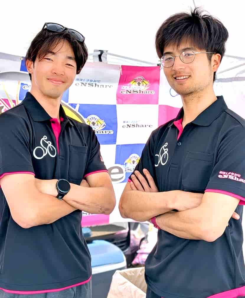 クールにポーズを決めた大石選手と能登選手。ブラック×ホットピンクのポロシャツを着用