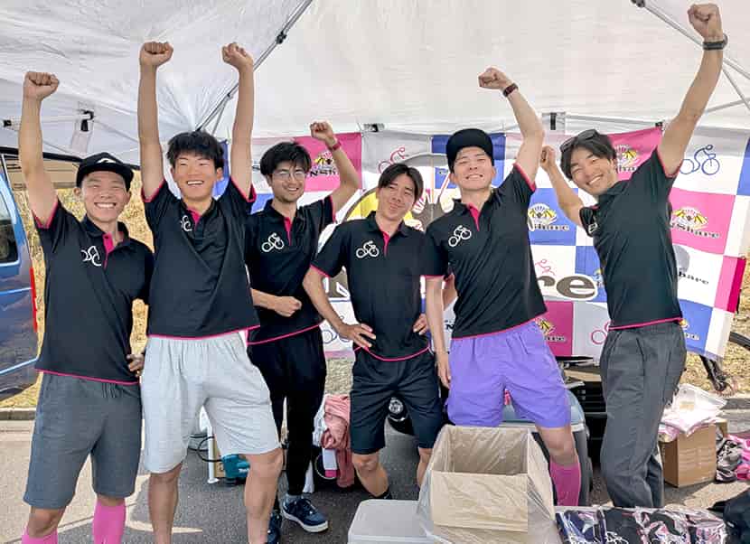 eNShareCyclingTeamの選手がレース会場で和やかに過ごしているオフショット