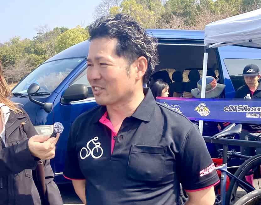 eNShareCyclingTeam 宮口直之代表。レース会場でインタビューに応じる様子