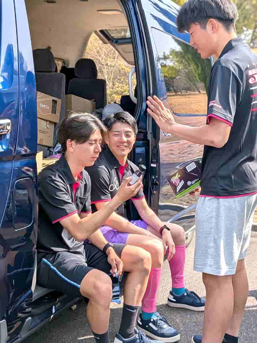 試合前に穏やかに談笑するeNShareCyclingTeamの選手たち