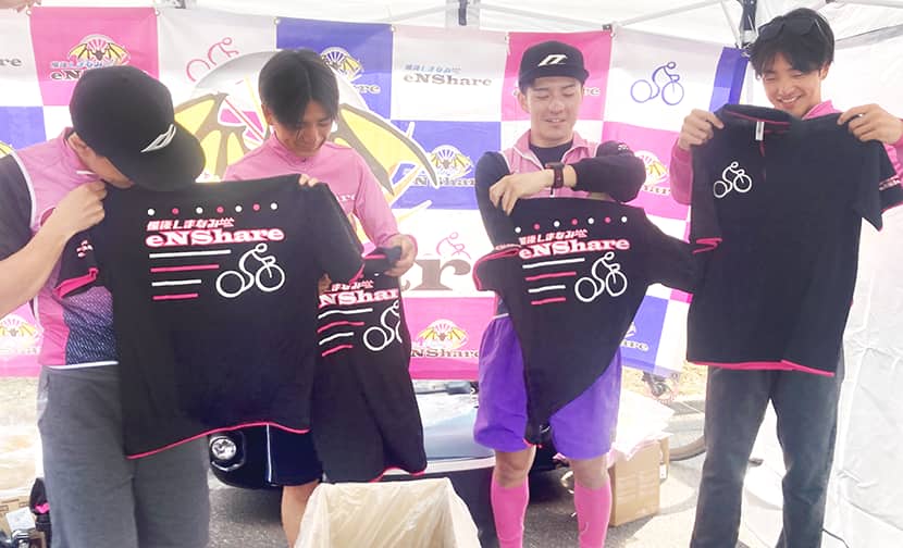 eNShareCyclingTeamの選手がオリジナルポロシャツをお披露目している様子