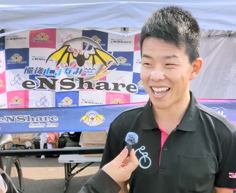笑顔が印象的な山崎選手。eNShareCyclingTeamのオリジナルポロシャツを着用