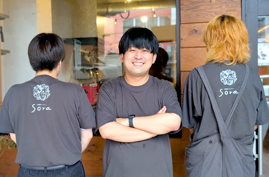 お揃いのオリジナルプリントユニフォームを着たお野菜ダイニングバーsoraのスタッフの皆さん