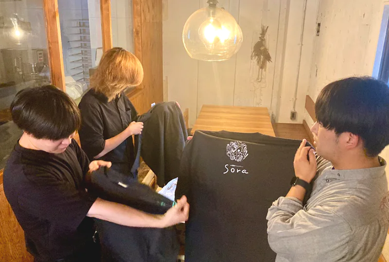 オリジナルプリントTシャツをお渡しの様子